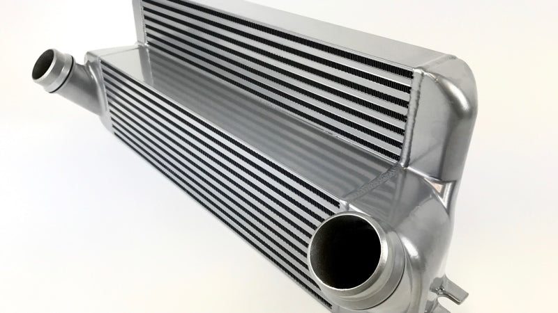 CSF 15-18 BMW M2 (F30/F32/F22/F87) N55 Intercooler de placa/barra central escalonada de alto rendimiento - Plata