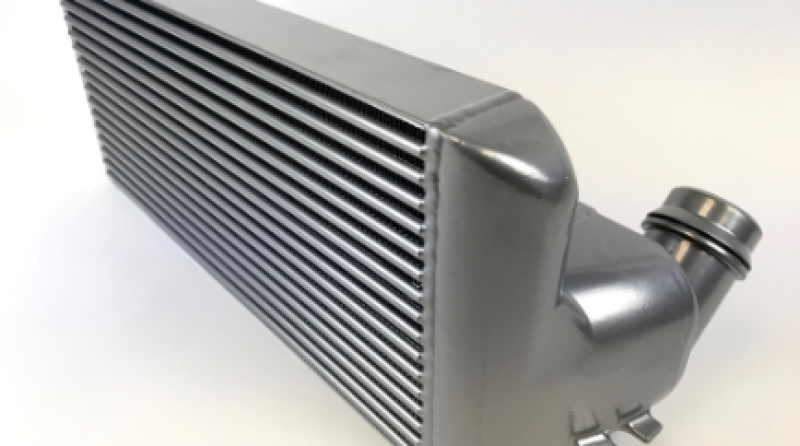 CSF 15-18 BMW M2 (F30/F32/F22/F87) N55 Intercooler de placa/barra central escalonada de alto rendimiento - Plata