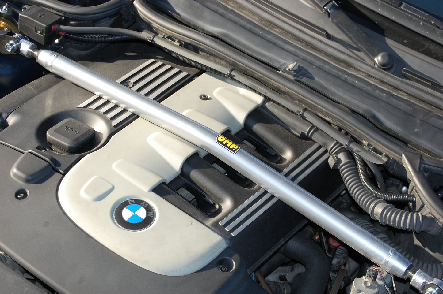 OMP - BMW series 3 E46 | Upper front | Aluminum strut bar (MA/1825)