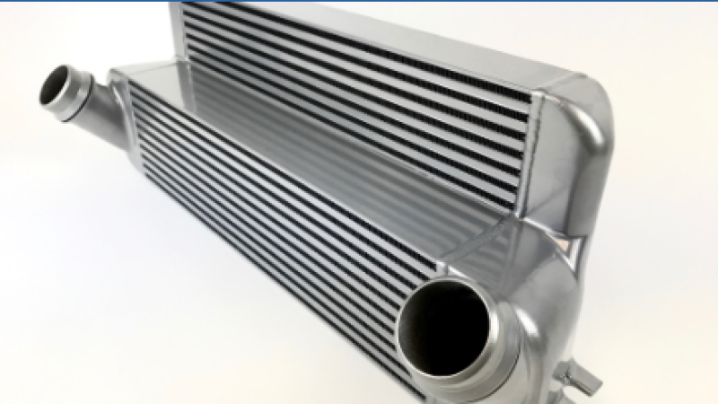 CSF 15-18 BMW M2 (F30/F32/F22/F87) N55 Intercooler de placa/barra central escalonada de alto rendimiento - Plata