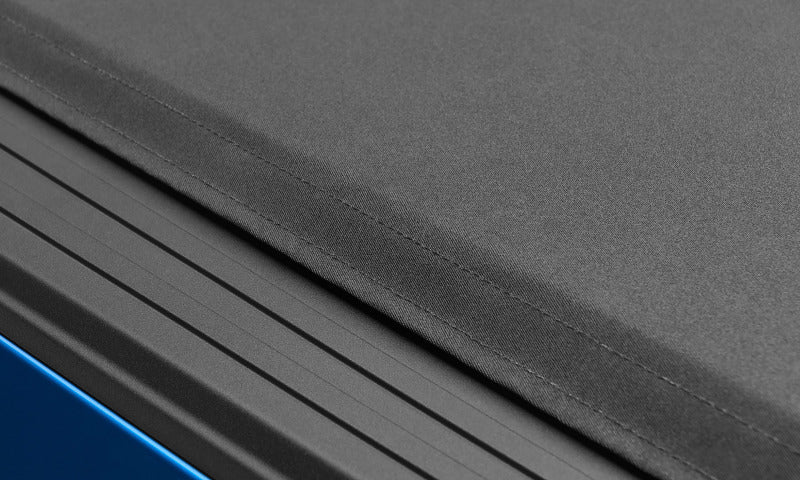 Lund 05-17 Nissan Frontier (5ft. Bed w/o Utility TRack) Genesis Elite Roll Up Tonneau Cover - Black