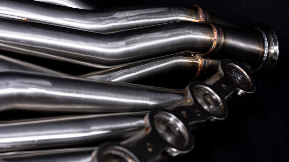 Sikky Manufacturing - GM A-Body LS Swap Headers Tubo longo de aço inoxidável 1 7/8" primários com coletor de mesclagem de 3" e conjunto de braçadeira de banda V completo (juntas e ferragens incluídas) (SM-HDR023SS)