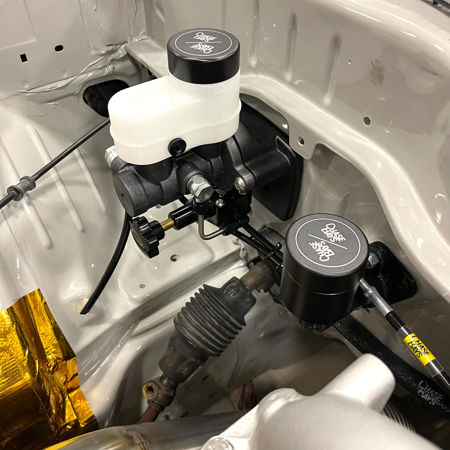 Chase Bays - Reubicación de la línea de freno - Eliminación del reforzador de freno de doble pistón