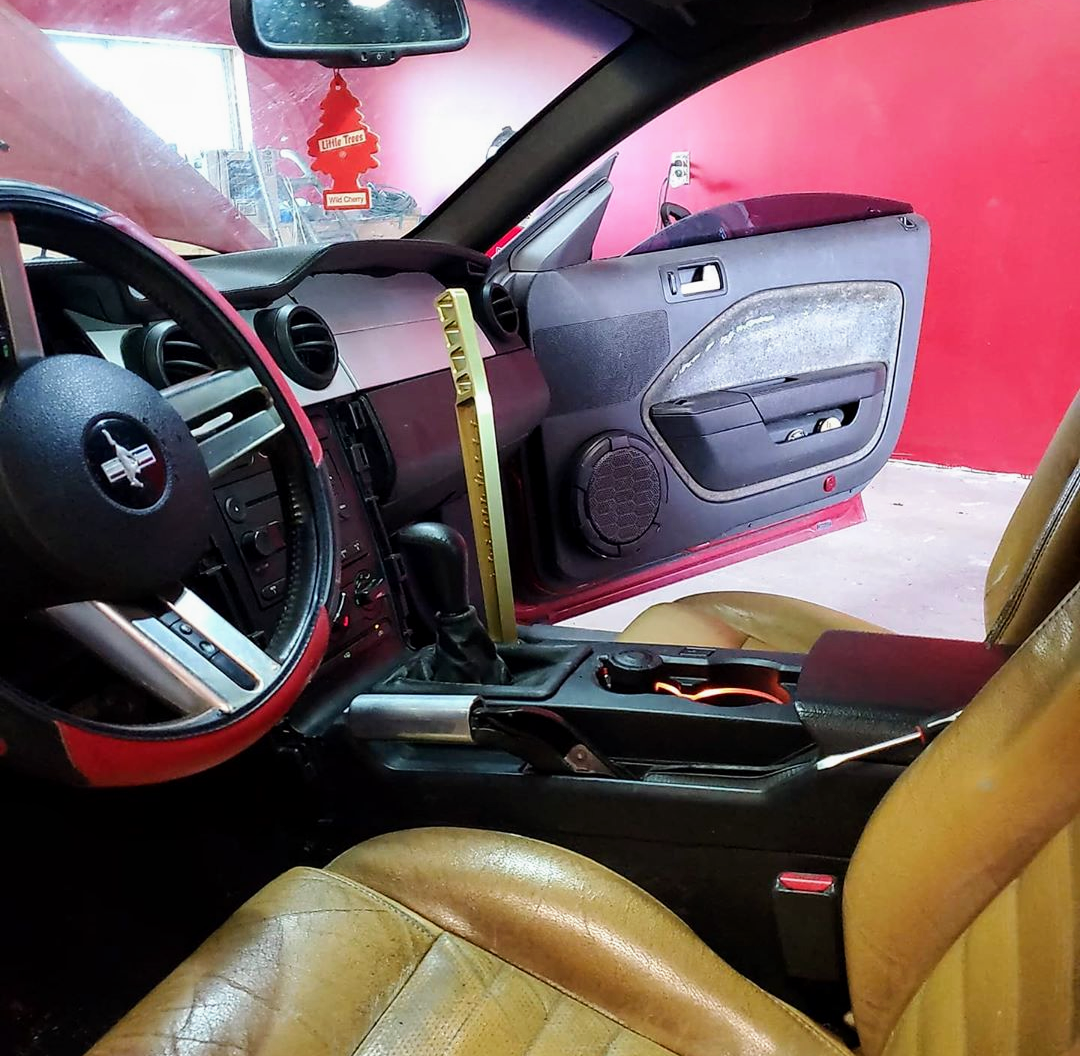 Levelride Concepts - Mustang 06+ Hydraulic handbrake mount (LMHHM9500)