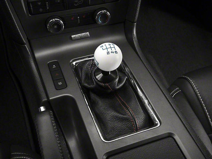 RTR - WHITE SHIFT KNOB - BLUE ENGRAVING (11-14 GT, V6)