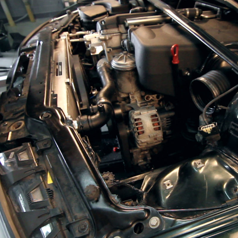 Mishimoto 01-06 BMW M3 E46 3.2L Kit de cobertura de ventilador de alumínio sem controlador