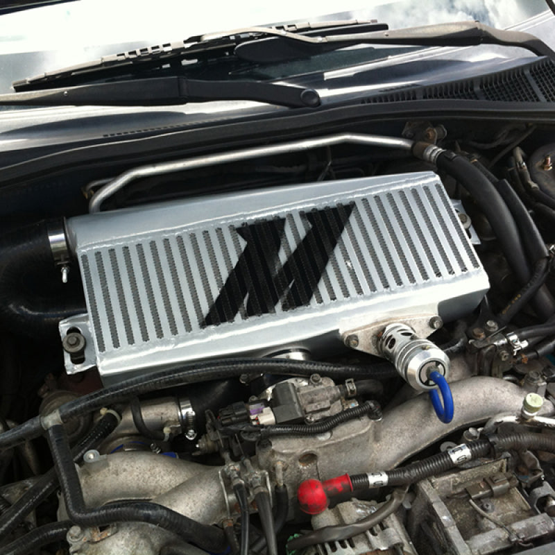 Mishimoto Subaru 02-07 WRX/04-07 STi Kit de intercooler de montaje superior - Mangueras plateadas y rojas con recubrimiento de polvo