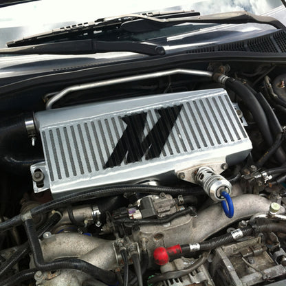 Mishimoto Subaru 02-07 WRX/04-07 STi Kit de intercooler de montaje superior - Mangueras plateadas y rojas con recubrimiento de polvo