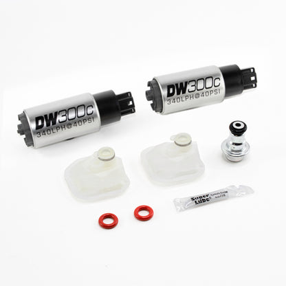 DeatschWerks 09-15 Cadillac CTS-V DW300c (2) 340 LPH Bombas de combustível no tanque com kit de instalação