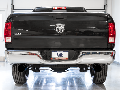 AWE Tuning 09-18 RAM 1500 5.7L (con recortes) 0FG Escape Cat-Back de salida trasera doble - Puntas plateadas cromadas