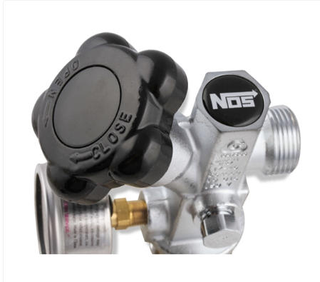 Sistema de Óxido Nitroso - Válvula de Garrafa de Nitro Super Hi-Flo NOS com Medidor de Face Preta para Garrafas NOS de 5 lb e Maiores (16137BNOS)