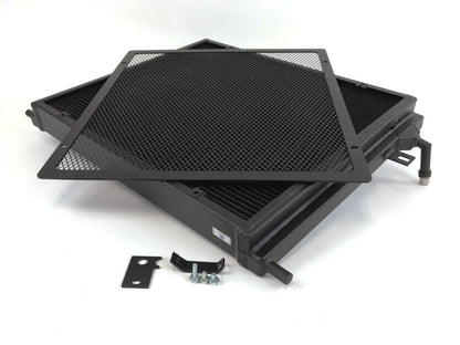 CSF BMW B58/B48 Trocador de calor de passagem tripla com montagem dianteira c/Rock Guard - Preto