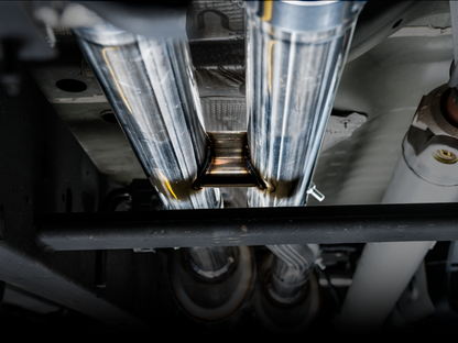 AWE Tuning 4th Gen GM 1500 6.2L 0FG Catback Split Saída traseira (com recortes de pára-choques) - pontas cromadas quádruplas