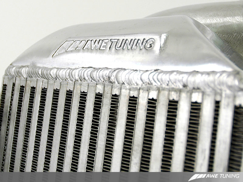 AWE Tuning Audi 2.7T Performance Intercooler Kit - con cubiertas de fibra de carbono