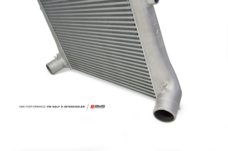 AMS Performance 2015+ VW Golf R MK7 Atualização do intercooler de montagem frontal com tanques fundidos