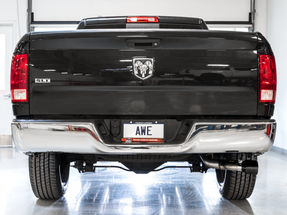 AWE Tuning 09-18 RAM 1500 5.7L (con recortes) 0FG Escape Cat-Back de salida trasera doble - Puntas plateadas cromadas