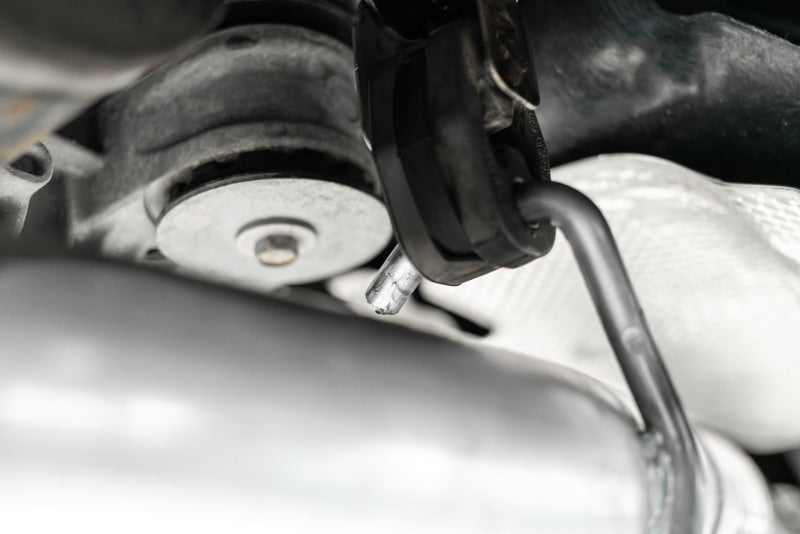 MBRP 15-16 Dodge Challenger 5.7L HEMI Cat Back Dual Split traseiro