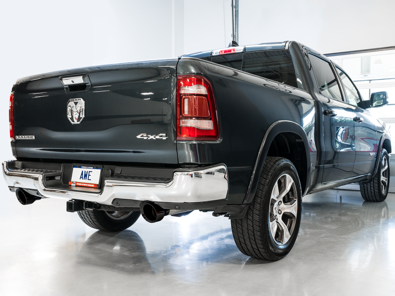 AWE Tuning 19-21 RAM 1500 5,7L (com recortes) 0FG Saída traseira dupla Cat-Back Exaustão - Diamond Black Tips