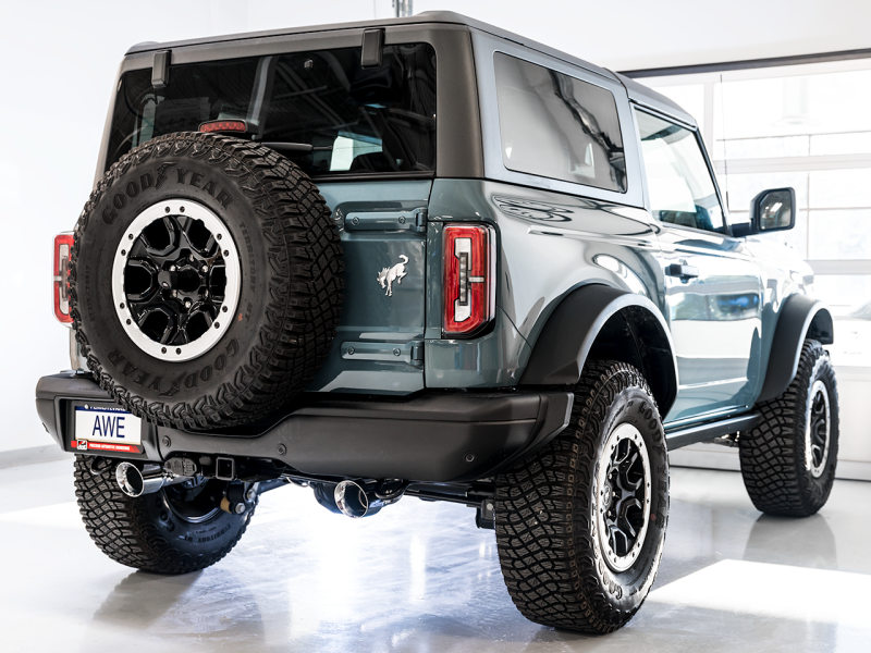 AWE Tuning 2021+ Ford Bronco 0FG Escape traseiro duplo com ponteiras cromadas e protetor basculante