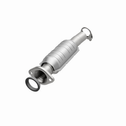 MagnaFlow Direct Fit Catalytic Converter 04-06 Toyota Sienna 3.3L AWD Rear