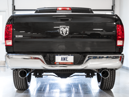 AWE Tuning 09-18 RAM 1500 5.7L (con recortes) 0FG Escape Cat-Back de salida trasera doble - Puntas plateadas cromadas