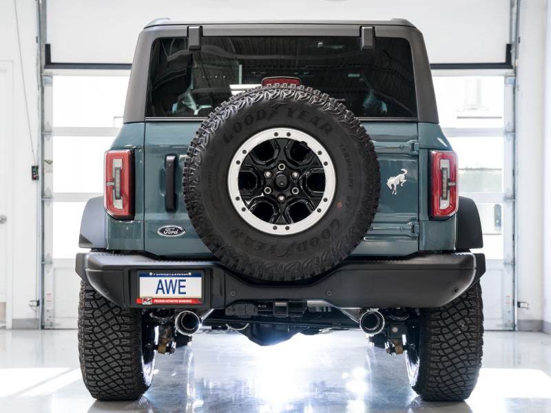 AWE Tuning 2021+ Ford Bronco 0FG Escape traseiro duplo com ponteiras cromadas e protetor basculante