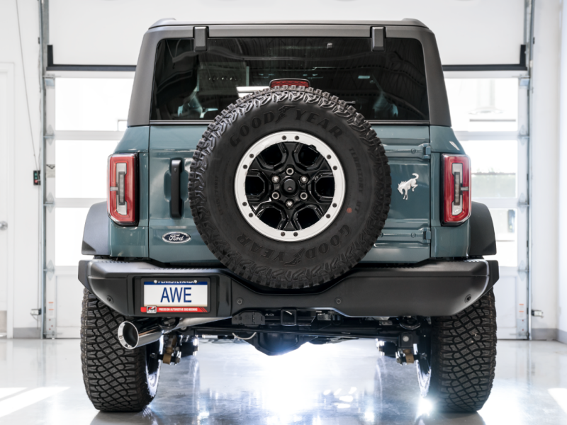 AWE Tuning 2021+ Ford Bronco 0FG Escape de saída traseira simples com ponta cromada e protetor basculante
