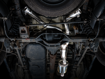 AWE Tuning 09-18 RAM 1500 5.7L (con recortes) 0FG Escape Cat-Back de salida trasera doble - Puntas plateadas cromadas