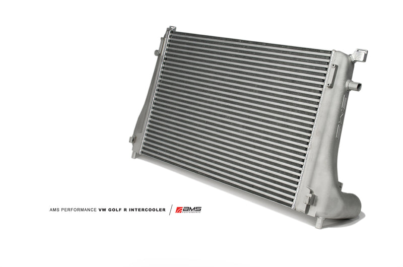 AMS Performance 2015+ VW Golf R MK7 Atualização do intercooler de montagem frontal com tanques fundidos