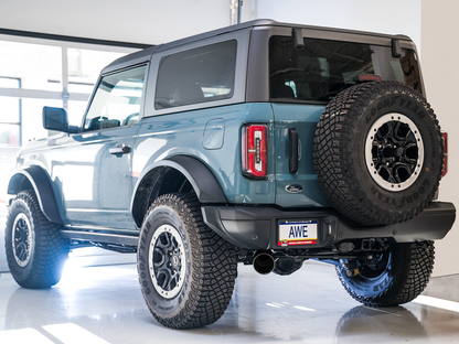 AWE Tuning 2021+ Ford Bronco 0FG Escape de saída traseira simples com bico preto Diamond &amp; Bash Guard