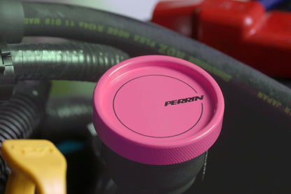 Perrin 02-21 Subaru WRX / 2022 BRZ &amp; GR86 / 04-21 STI / 00-18 Forester XT Tapón de llenado de aceite - Hyper Pink