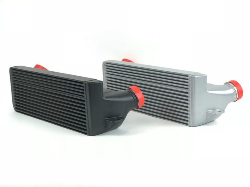 CSF 04-13 BMW 335i/xi (E90/E91/E92/E93) Intercooler de placa/barra central escalonada de alto rendimiento - Plata