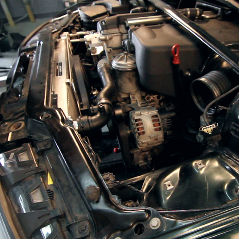 Mishimoto 01-06 BMW M3 E46 3.2L Kit de cobertura de ventilador de alumínio sem controlador