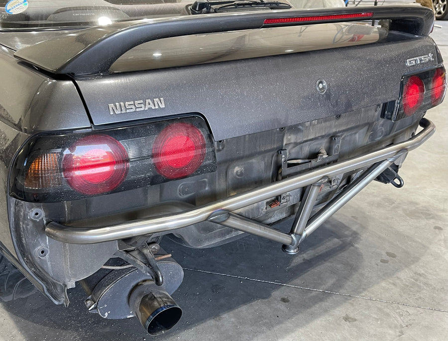 True Focus Fabrication - NISSAN R32 SKYLINE - BARRA DE PROTECCIÓN TRASERA ESTÁNDAR