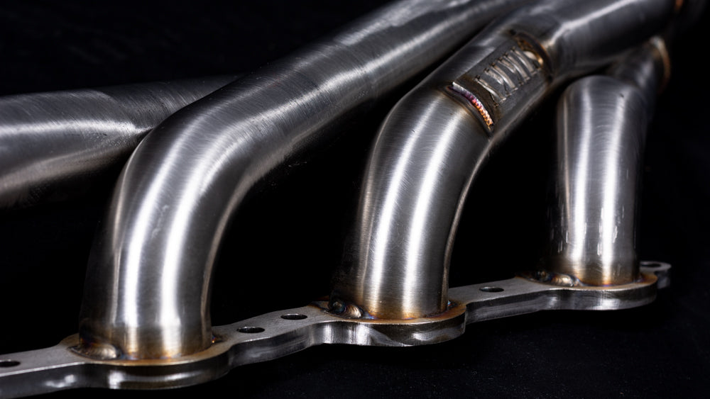 Sikky Manufacturing - GM A-Body LS Swap Headers Tubo longo de aço inoxidável 1 7/8" primários com coletor de mesclagem de 3" e conjunto de braçadeira de banda V completo (juntas e ferragens incluídas) (SM-HDR023SS)