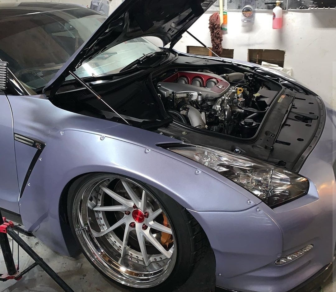 P2M - AMORTECEDOR DO CAPOT DO MOTOR DE CARBONO NISSAN R35 GTR (P2-CHDR35-TP)